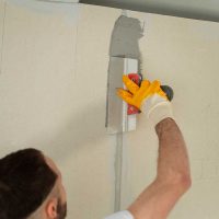construction-worker-using-plastering-trowel